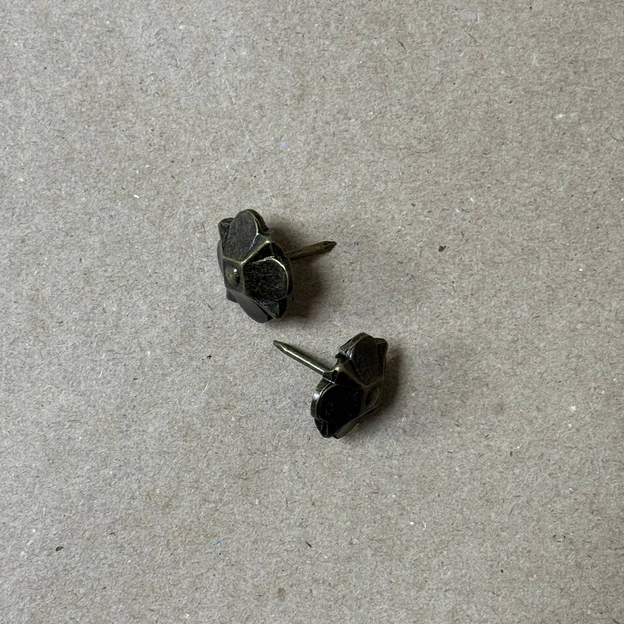 Гвоздь №8 металлический 23 х 20 мм с декоративной шляпкой 2шт/упак