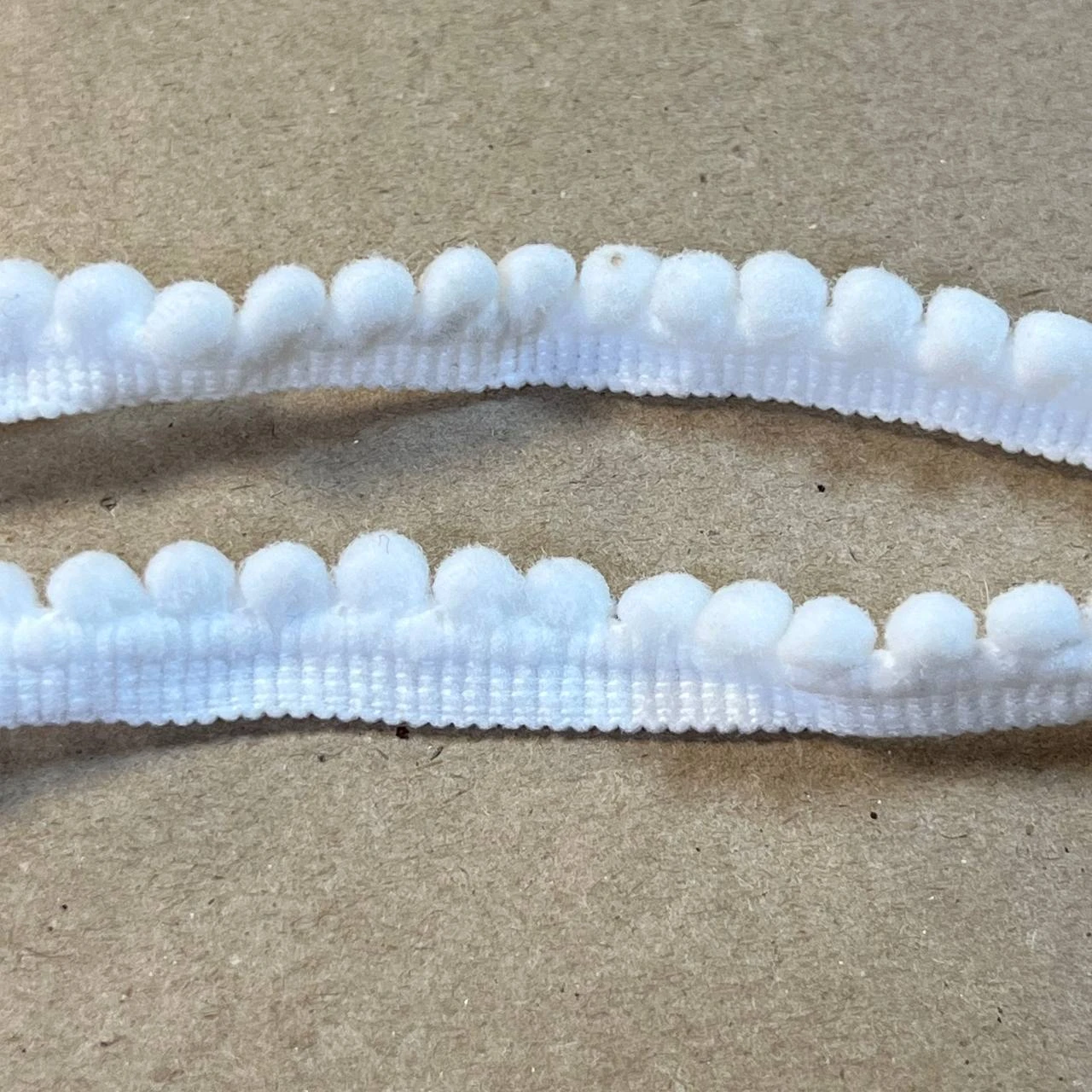 Лента с помпонами 1,2 см белая