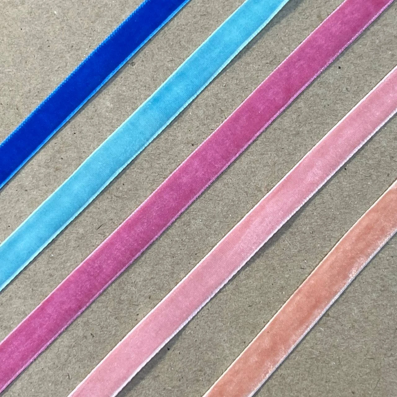 Лента бархатная 0,9 тонкая